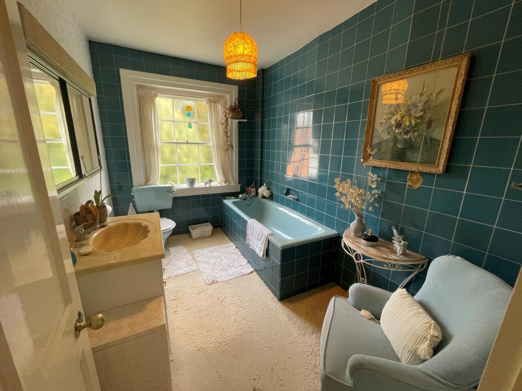 Lot: 41 - TWO-BEDROOM FLAT IN DESIRABLE LOCATION - Bathroom with window